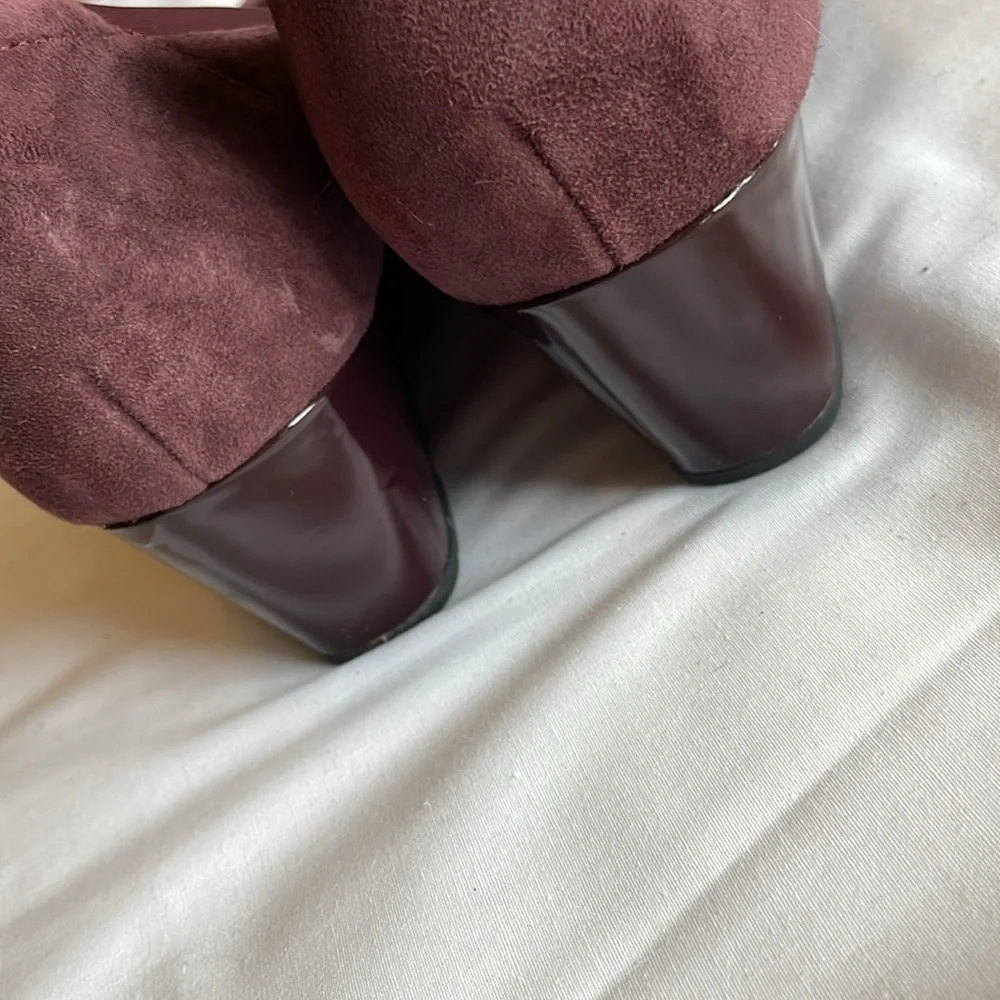 Clarks Collection Maroon Suede Wedge Shoes. Very Good Condition. Size 10M.